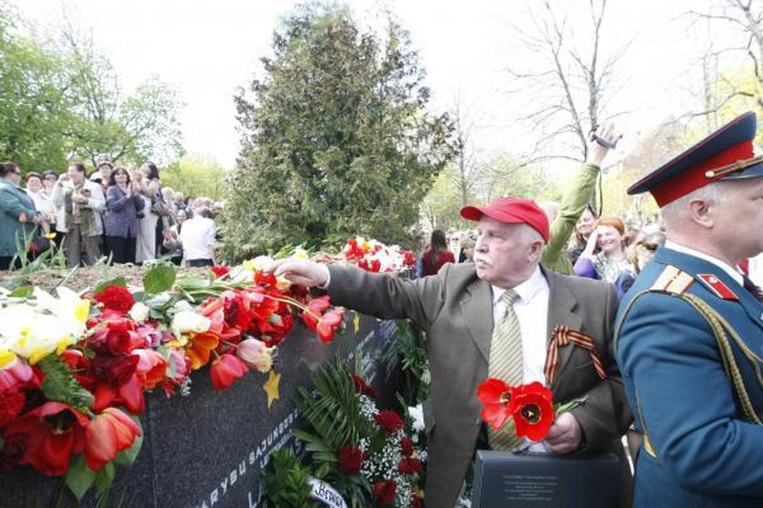 Pergalės diena Klaipėdoje: gėlės ir padėkos veteranams