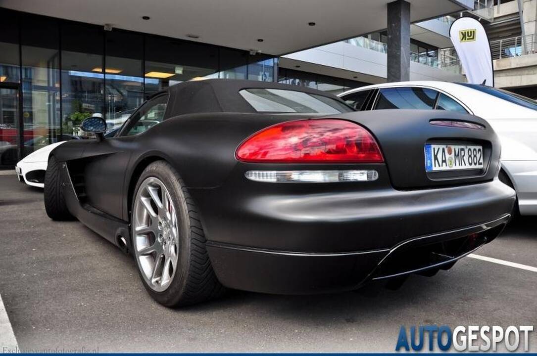 Nauja superautomobilių tendencija – tik matiniai atspalviai
