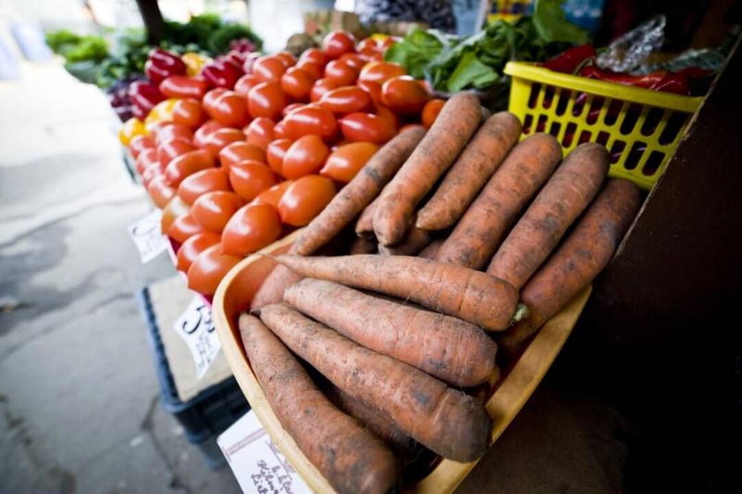 Turgaus prekystaliai lūžta nuo daržovių, bet trūksta pirkėjų