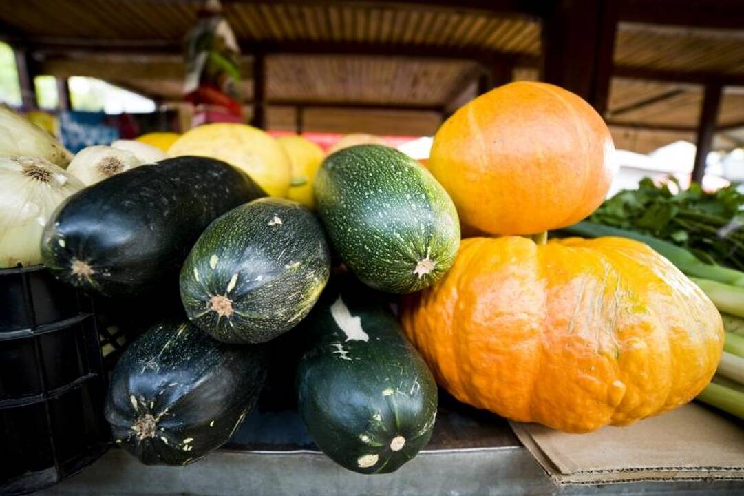 Turgaus prekystaliai lūžta nuo daržovių, bet trūksta pirkėjų