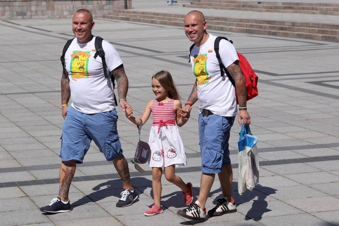 Brolių Lavrinovičių veidai atsidūrė ant sirgalių marškinėlių