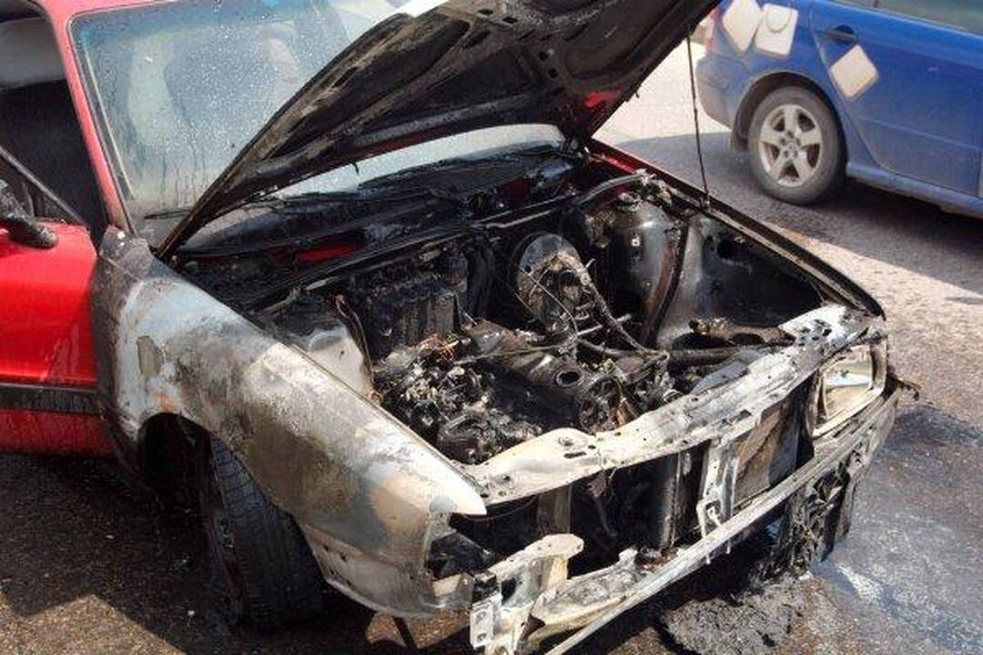 Gesintuvas užsidegusio „Audi“ neišgelbėjo