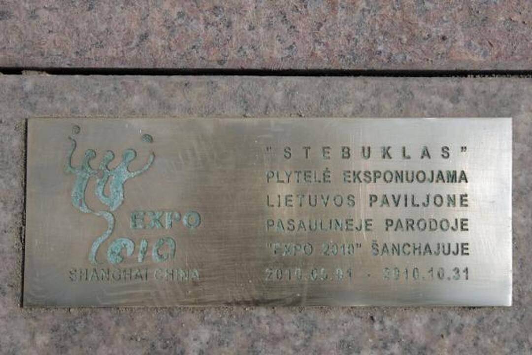 „Stebuklo“ plytelė iš Katedros aikštės iškeliaus į parodą Kinijoje