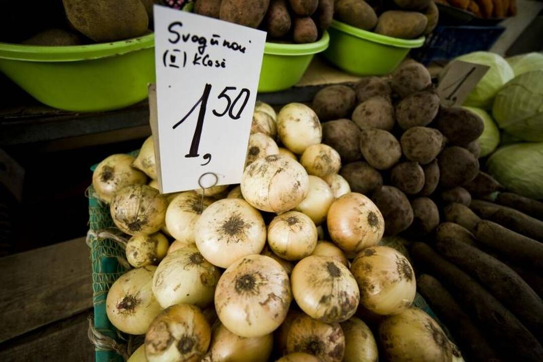 Turgaus prekystaliai lūžta nuo daržovių, bet trūksta pirkėjų