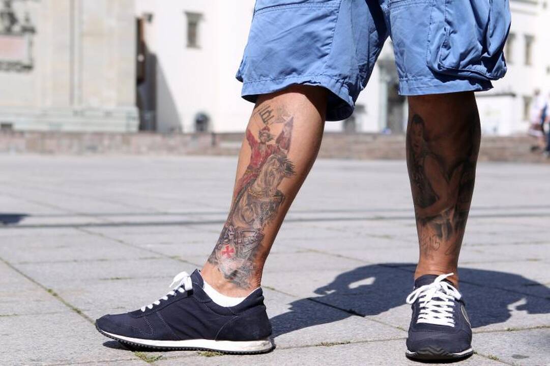 Brolių Lavrinovičių veidai atsidūrė ant sirgalių marškinėlių