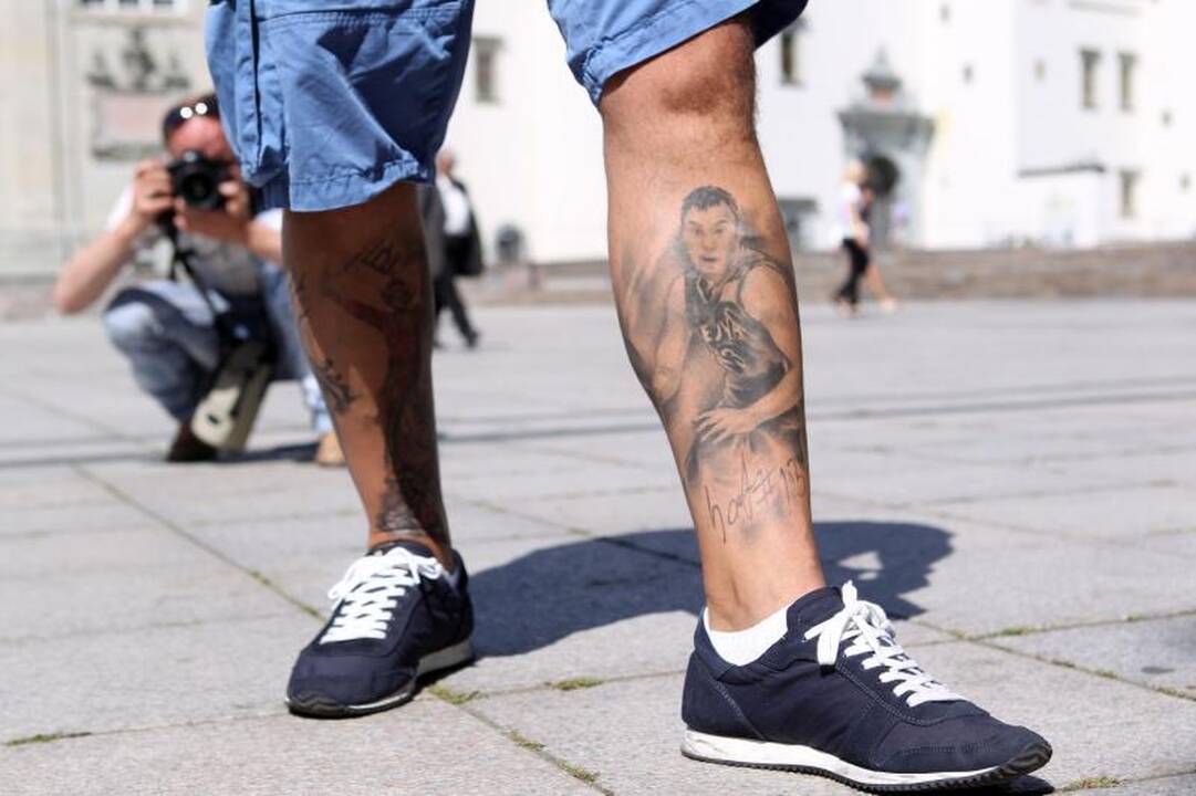 Brolių Lavrinovičių veidai atsidūrė ant sirgalių marškinėlių