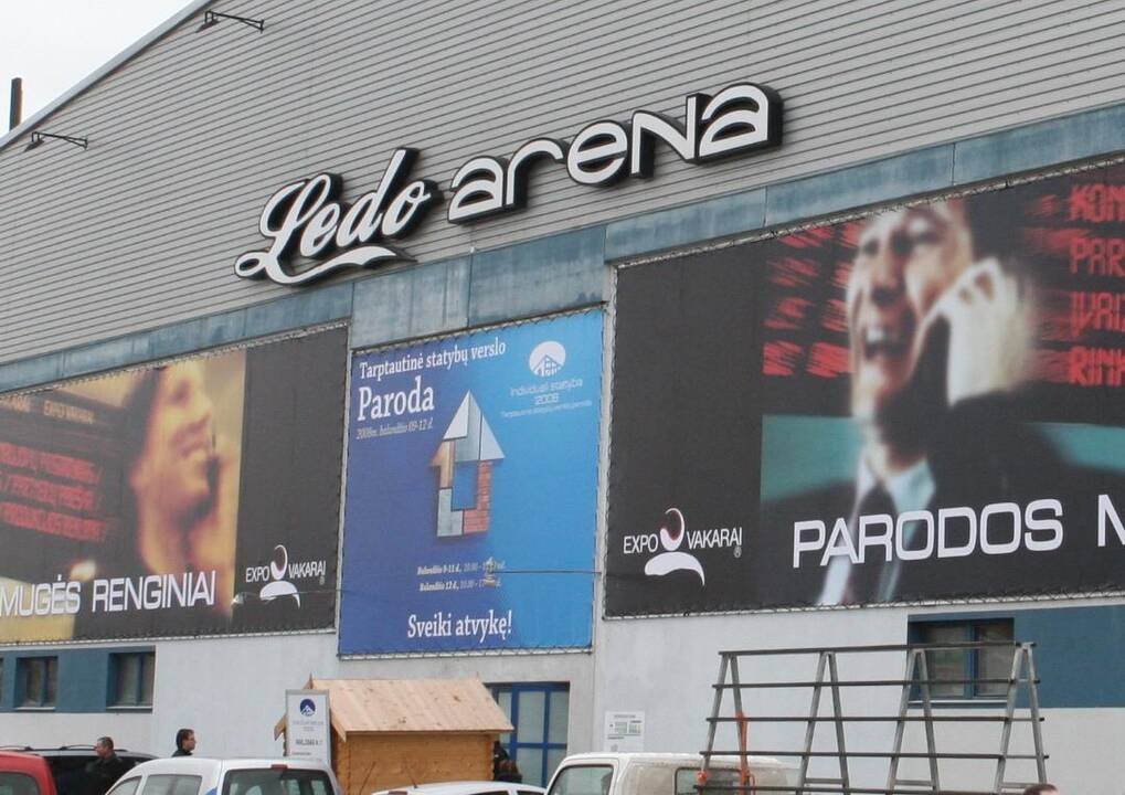 Ledo arenoje siūloma žaisti lauko tenisą