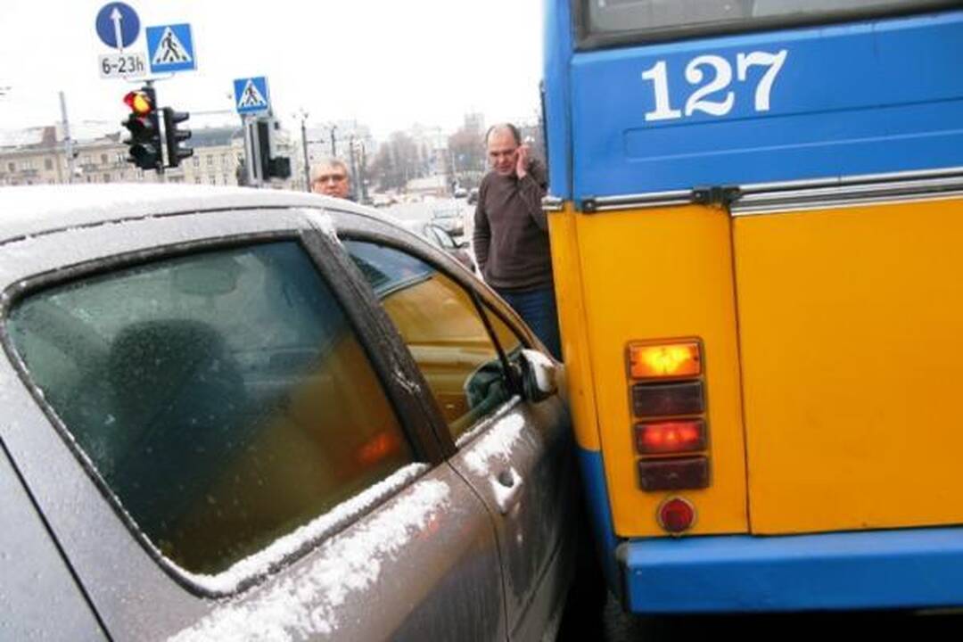 Prie Žaliojo tilto - autobuso ir automobilio kova