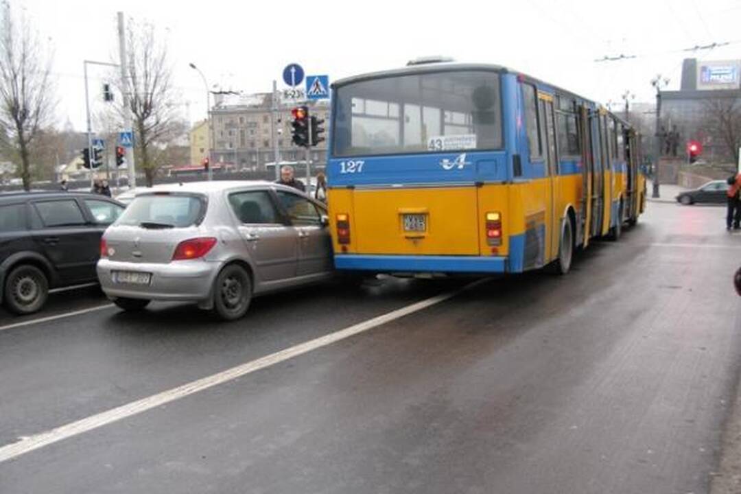 Prie Žaliojo tilto - autobuso ir automobilio kova