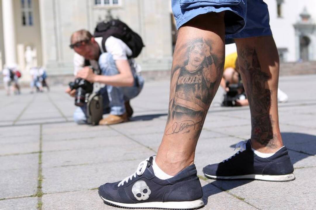 Brolių Lavrinovičių veidai atsidūrė ant sirgalių marškinėlių