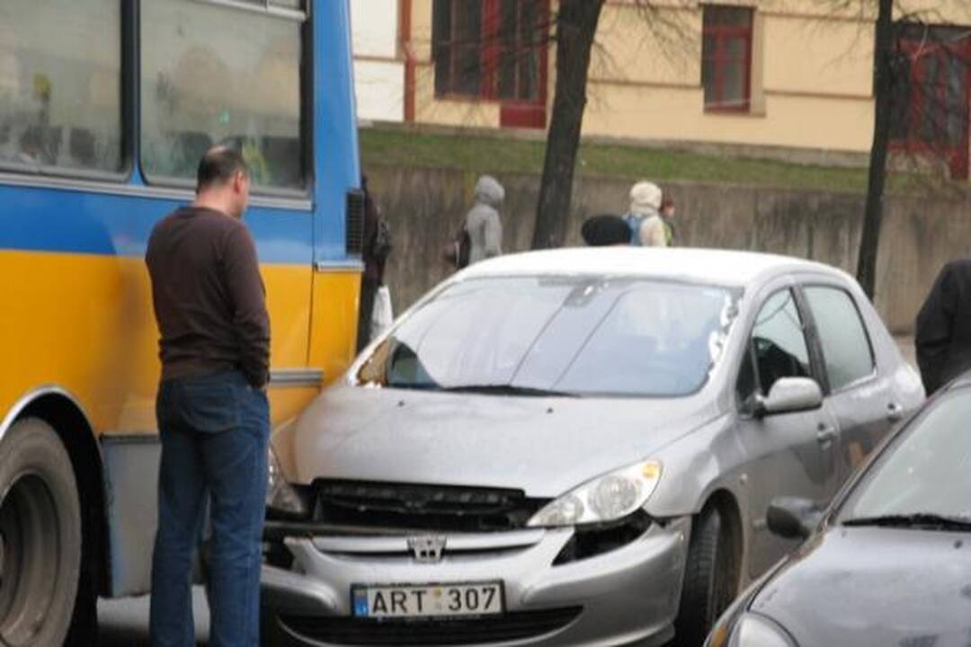 Prie Žaliojo tilto - autobuso ir automobilio kova