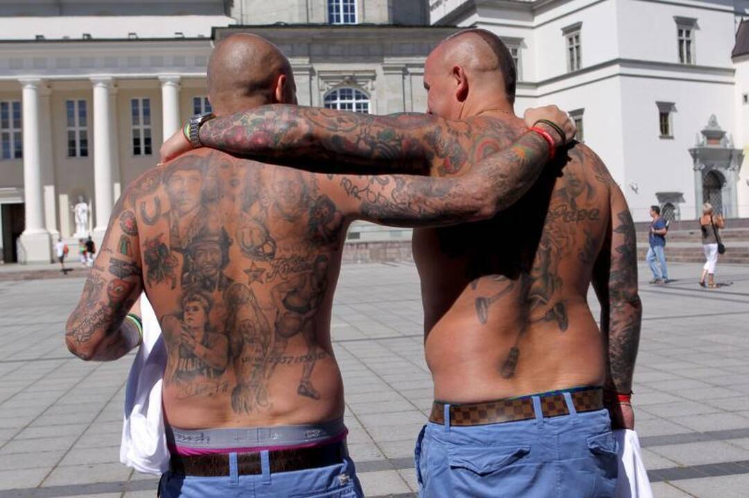 Brolių Lavrinovičių veidai atsidūrė ant sirgalių marškinėlių