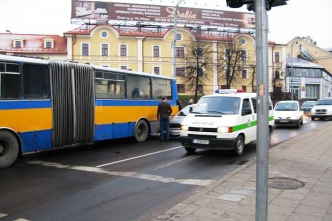 Prie Žaliojo tilto - autobuso ir automobilio kova