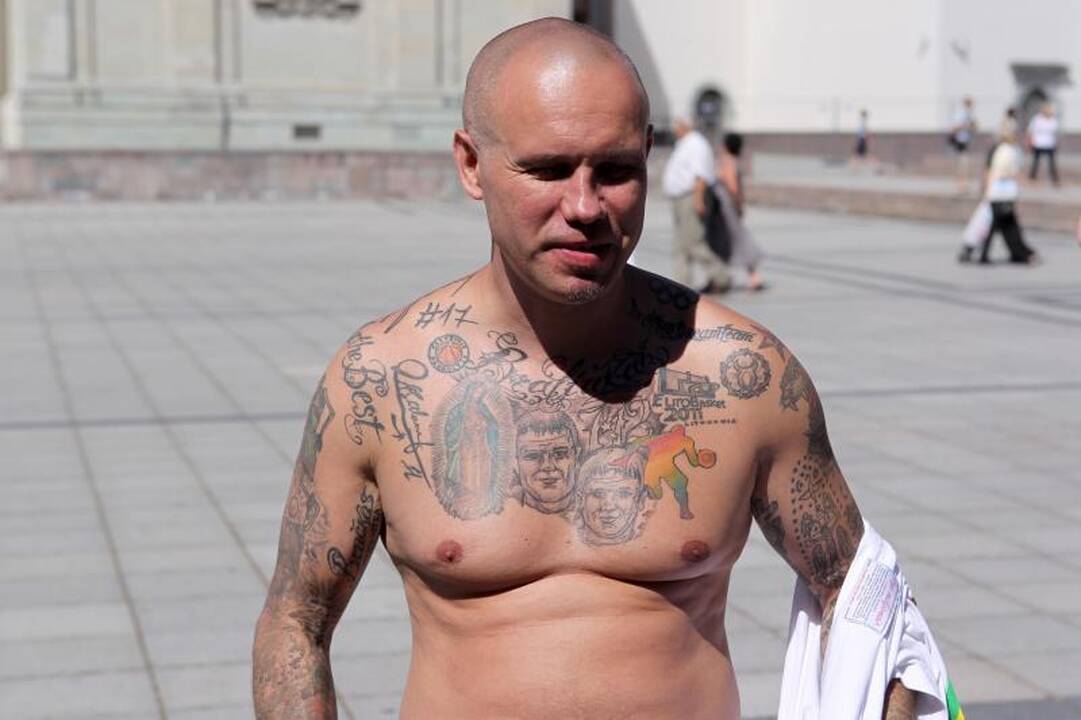 Brolių Lavrinovičių veidai atsidūrė ant sirgalių marškinėlių