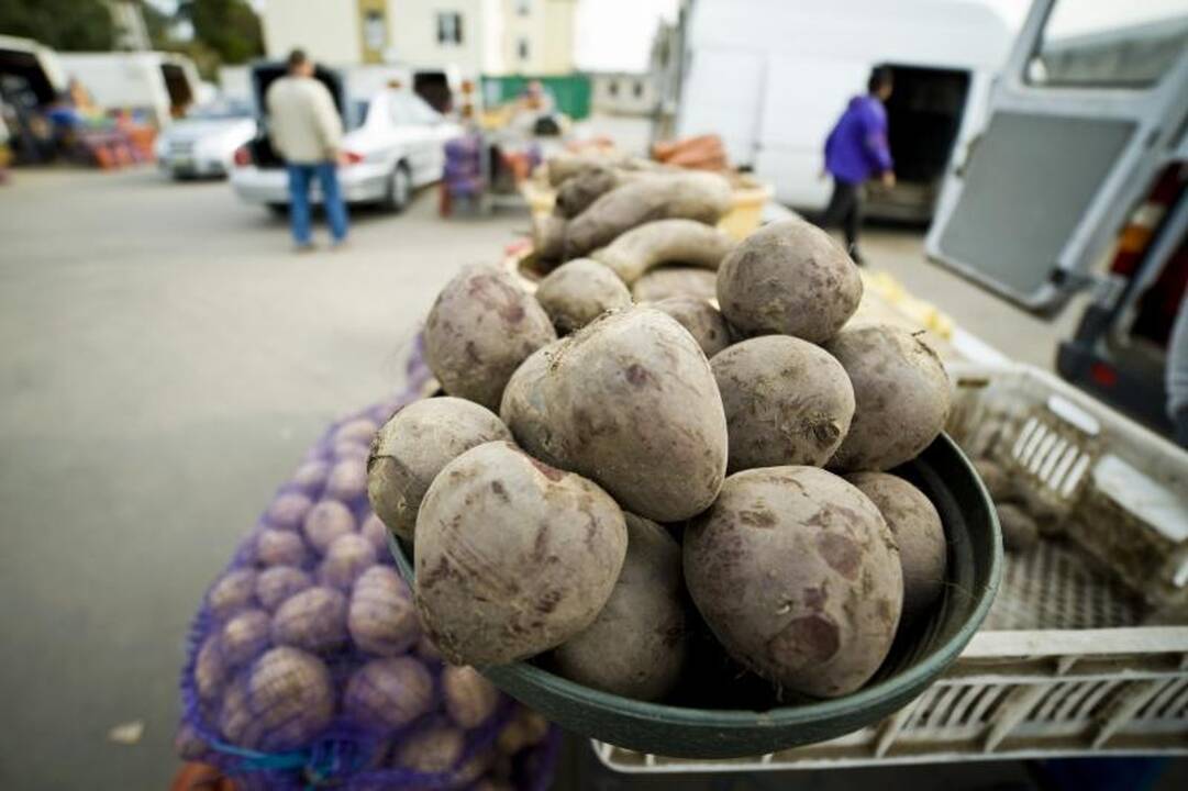 Turgaus prekystaliai lūžta nuo daržovių, bet trūksta pirkėjų