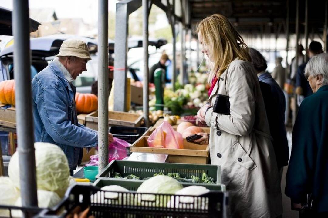 Turgaus prekystaliai lūžta nuo daržovių, bet trūksta pirkėjų