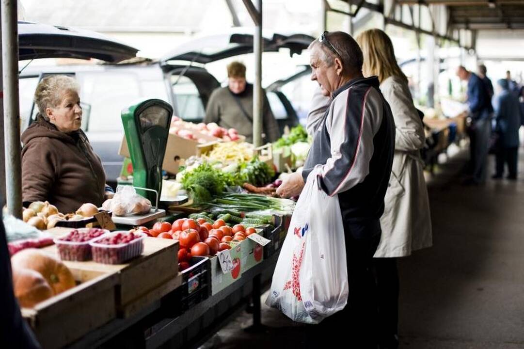 Turgaus prekystaliai lūžta nuo daržovių, bet trūksta pirkėjų