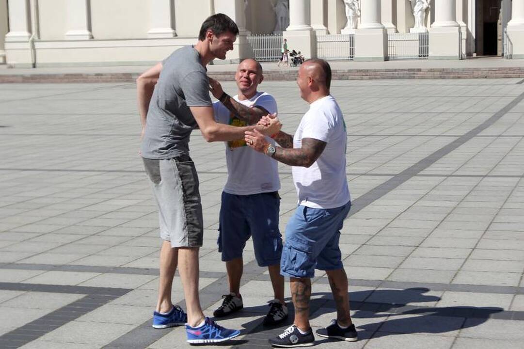 Brolių Lavrinovičių veidai atsidūrė ant sirgalių marškinėlių