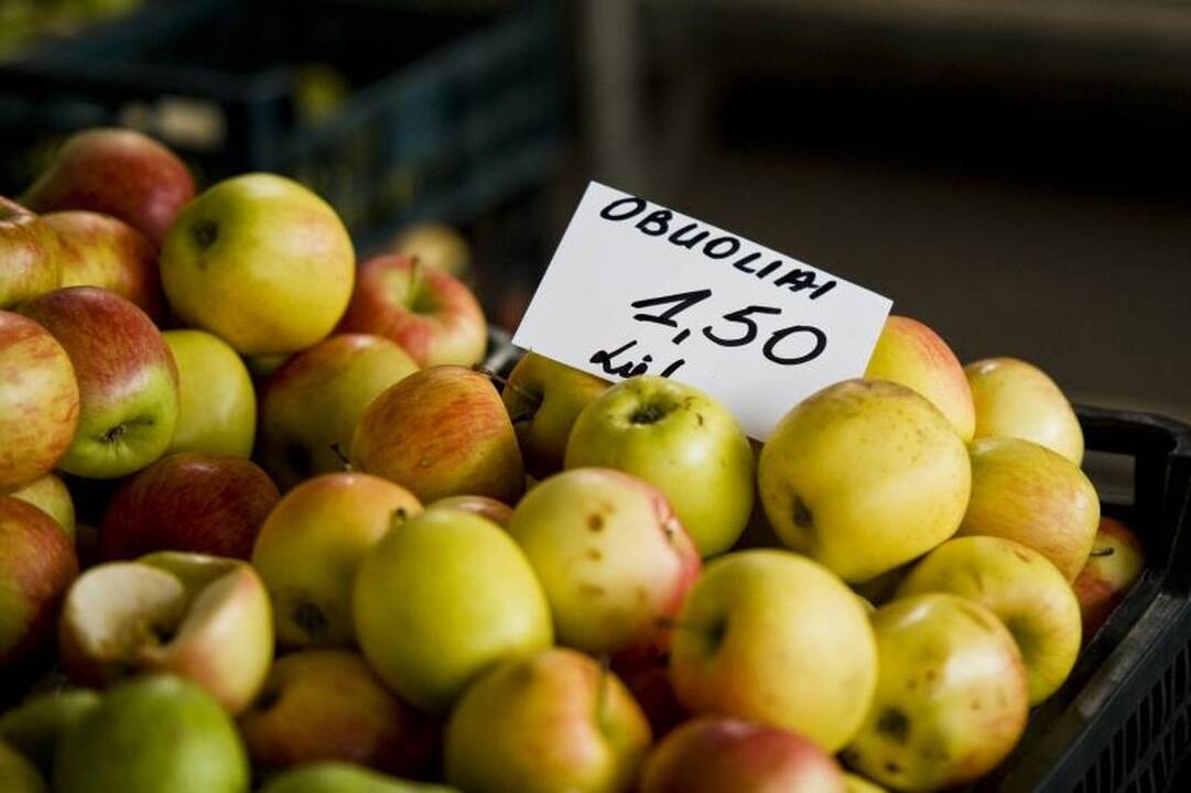 Turgaus prekystaliai lūžta nuo daržovių, bet trūksta pirkėjų