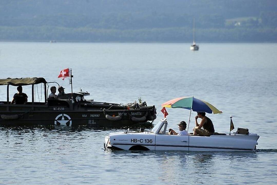 Šou ežere: perdarytų į amfibijas automobilių lenktynės