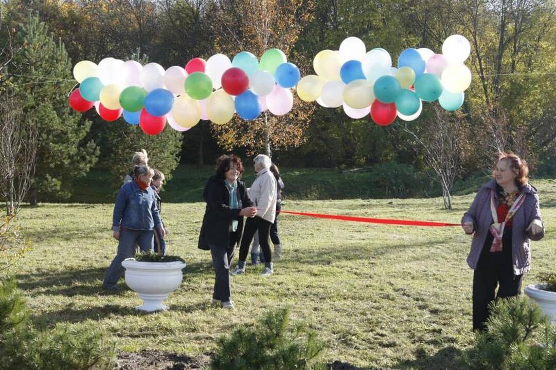 Jakų parke atidaryta nauja žaliuojanti alėja