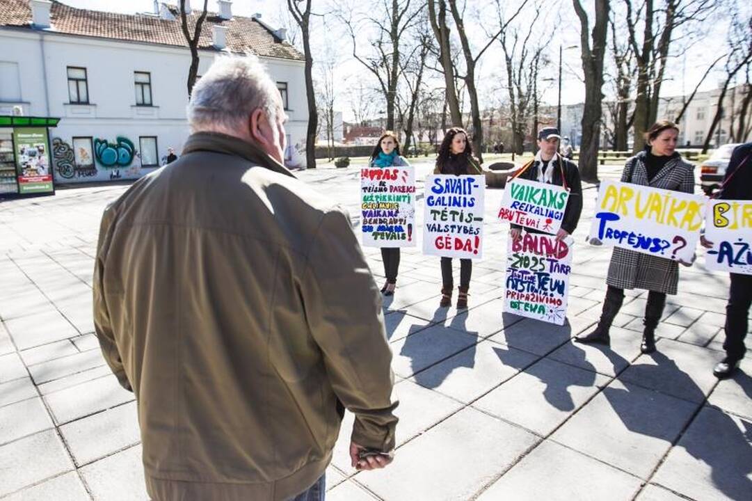 Valstybės politika nusivylę piketuotojai: ar vaikas – trofėjus?