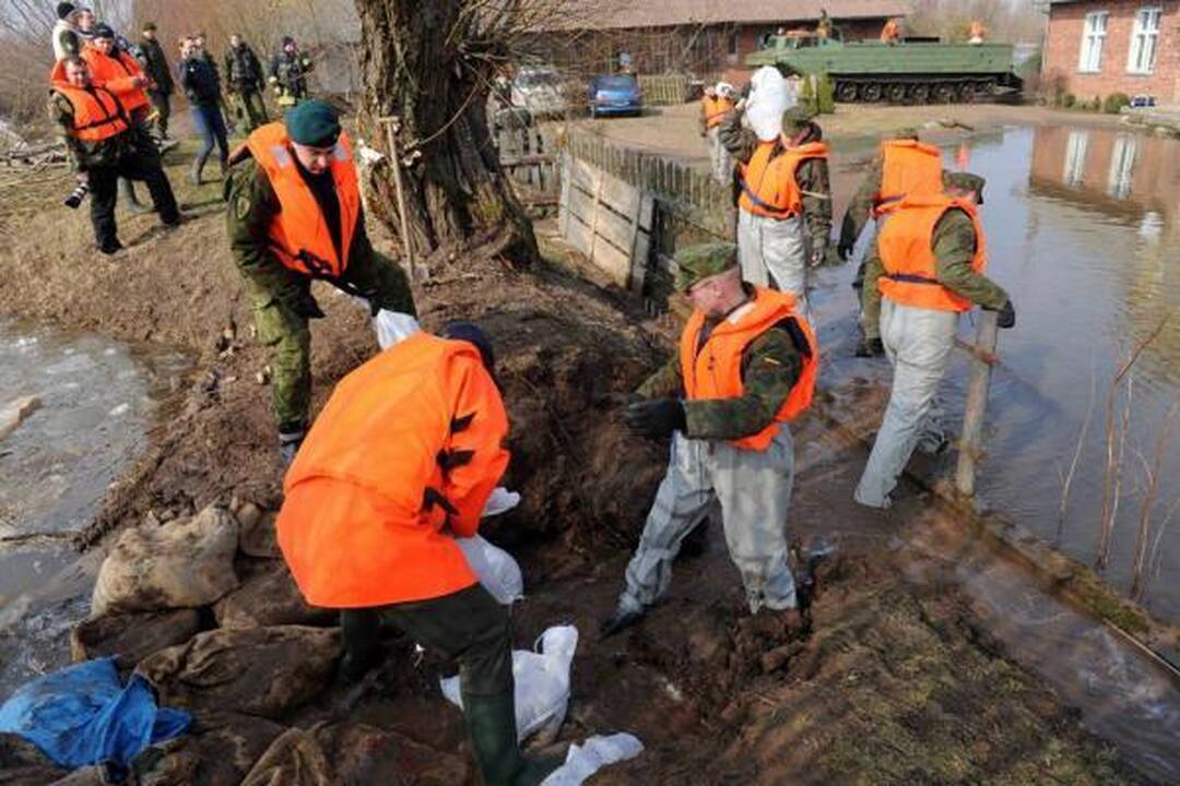 Kariai atstato Nemuno pralaužtus pylimus