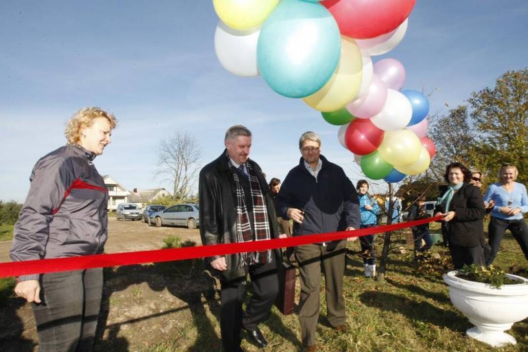 Jakų parke atidaryta nauja žaliuojanti alėja