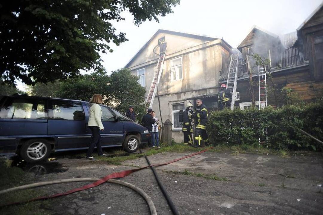 Gaisras Žaliakalnyje kilo dėl vaikų neatsargumo?