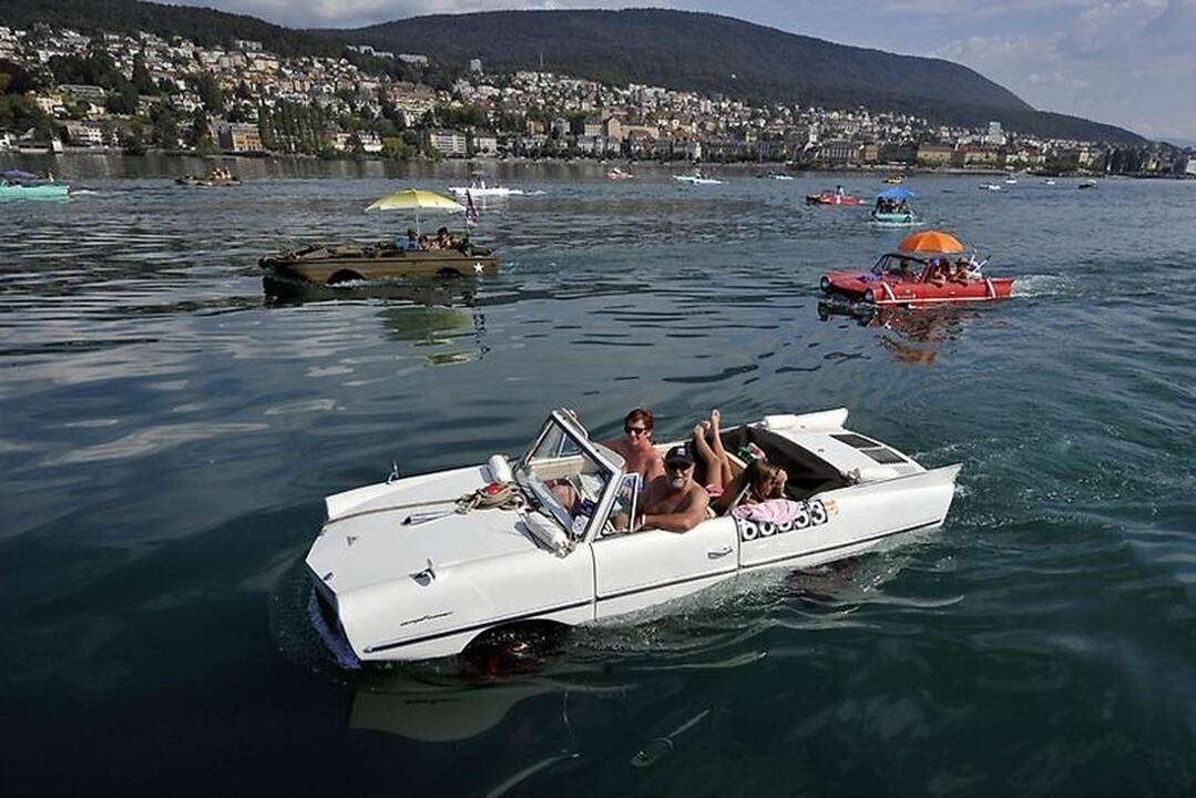 Šou ežere: perdarytų į amfibijas automobilių lenktynės