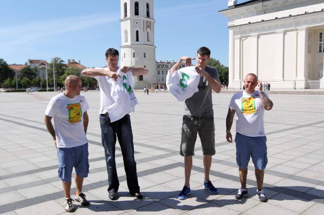 Brolių Lavrinovičių veidai atsidūrė ant sirgalių marškinėlių