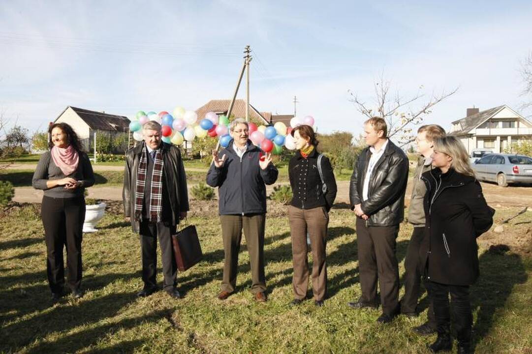 Jakų parke atidaryta nauja žaliuojanti alėja