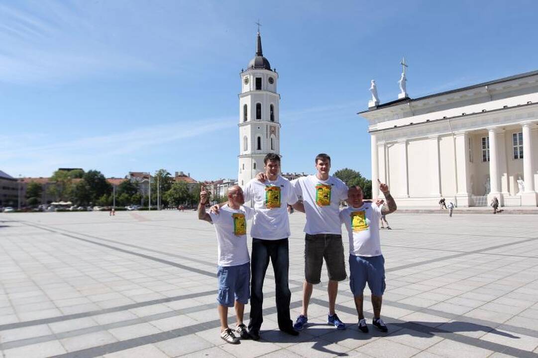 Brolių Lavrinovičių veidai atsidūrė ant sirgalių marškinėlių