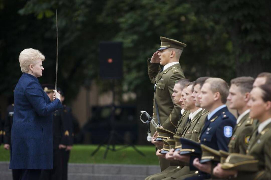 Prezidentė LKA absolventams suteikė karinį laipsnį