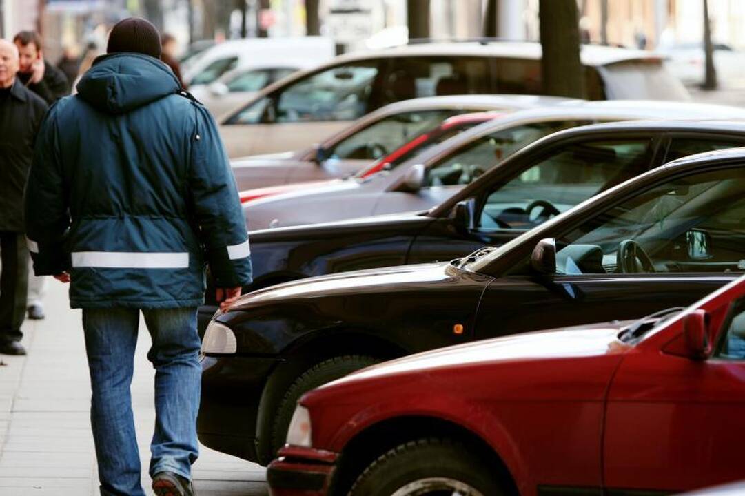 Už automobilių stovėjimą bus galima atsiskaityti banko kortelėmis