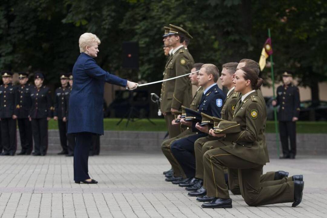 Prezidentė LKA absolventams suteikė karinį laipsnį