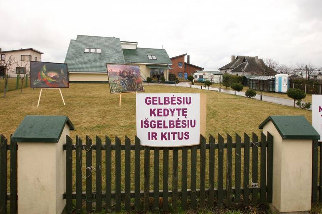 Šeštadienį prie Kedžių namo lankėsi medikai