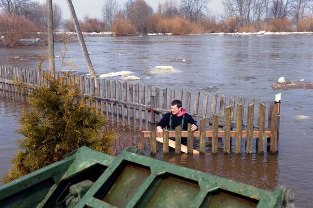 Kariai atstato Nemuno pralaužtus pylimus