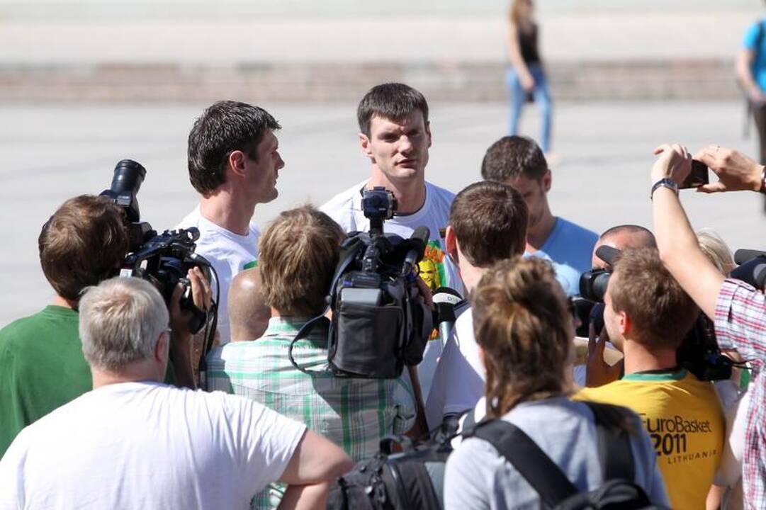 Brolių Lavrinovičių veidai atsidūrė ant sirgalių marškinėlių