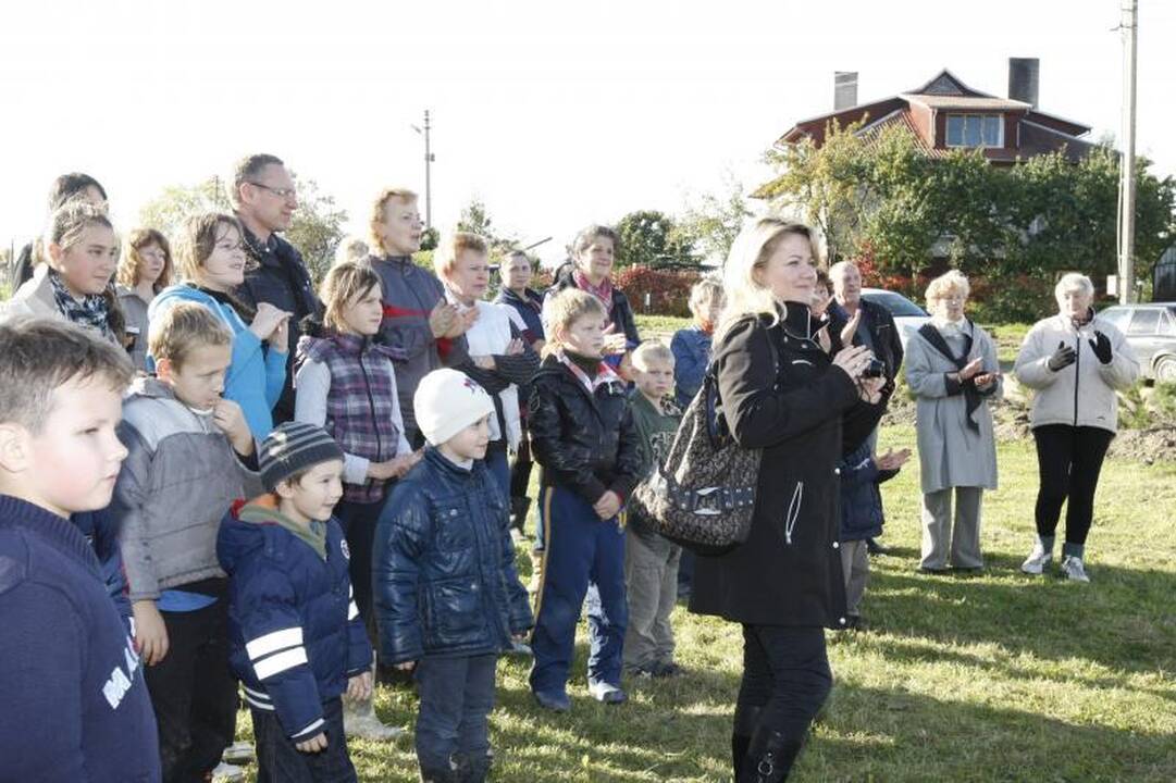 Jakų parke atidaryta nauja žaliuojanti alėja