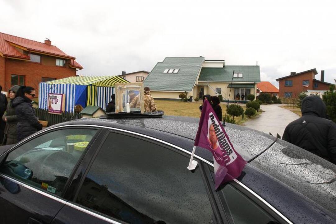 Šeštadienį prie Kedžių namo lankėsi medikai