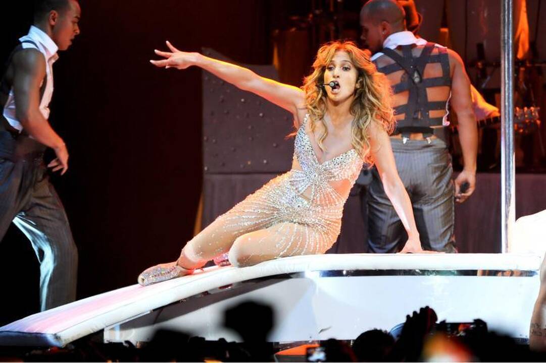 Jennifer Lopez sceninis kostiumas vėl apnuogino jos krūtį