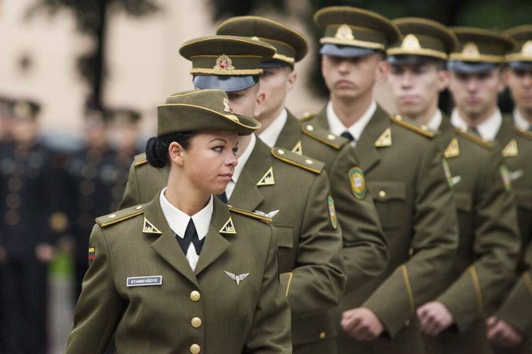 Prezidentė LKA absolventams suteikė karinį laipsnį