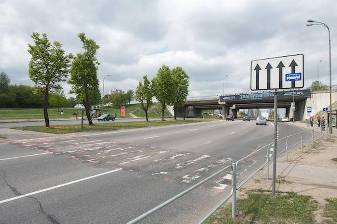 Perėją į „Akropolį“ panaikino - žmonės tebeeina