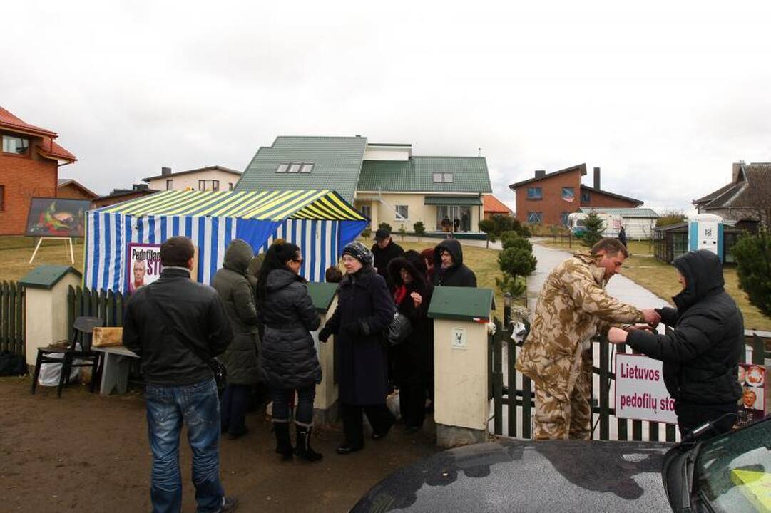 Šeštadienį prie Kedžių namo lankėsi medikai
