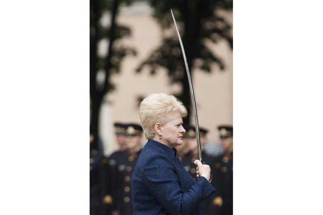 Prezidentė LKA absolventams suteikė karinį laipsnį