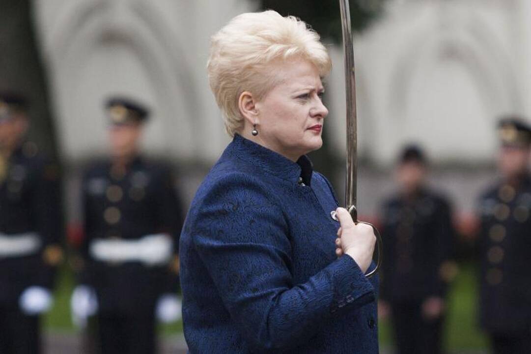 Prezidentė LKA absolventams suteikė karinį laipsnį
