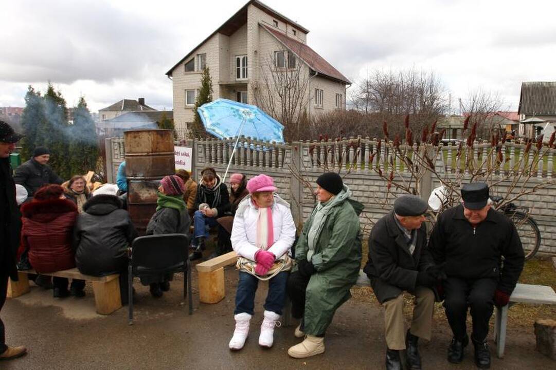 Šeštadienį prie Kedžių namo lankėsi medikai