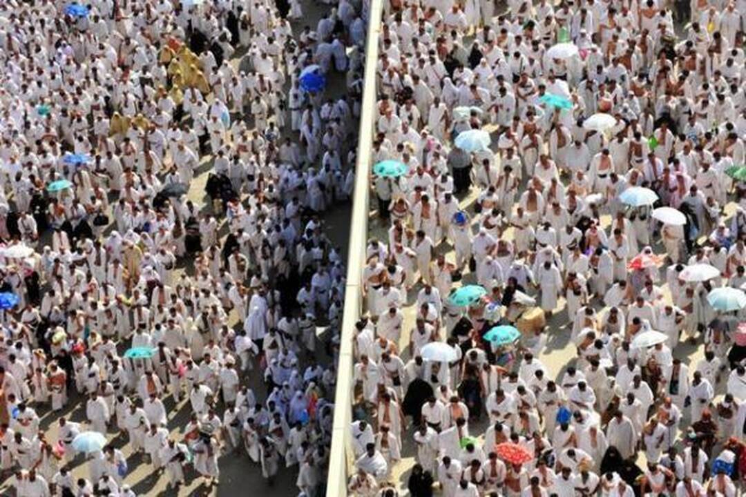 Trečiąją hadžo dieną vyksta akmenų mėtymo į Šėtoną ritualas ir gyvulių aukojimas
