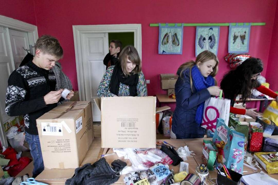 Savanoriai moksleiviai ruošia dovanėles nepasiturintiems